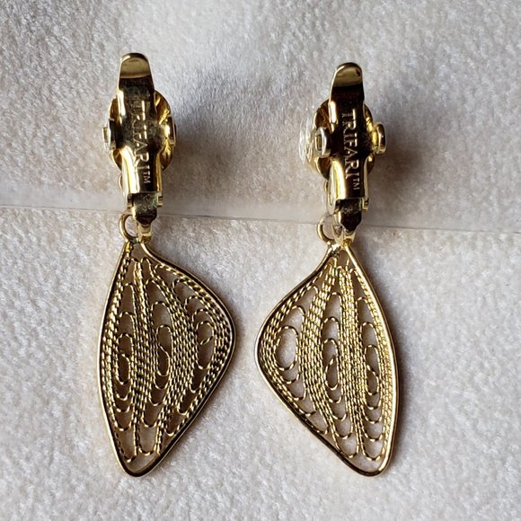 TRIFARI Gold Tone Filigree Leaf Clip On Earrings - Picture 4 of 8